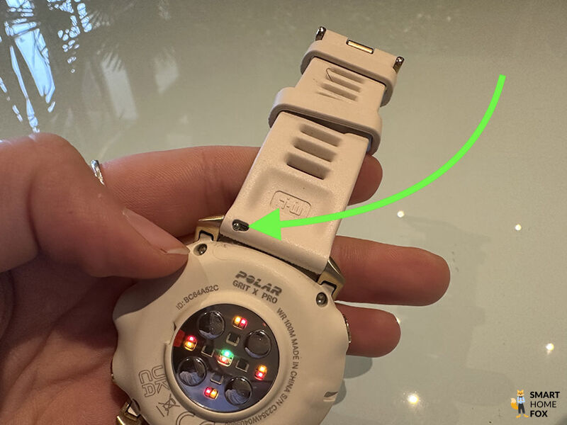 Man sieht den Wechselmechanismus des Armbands der Polar Grit X Pro.